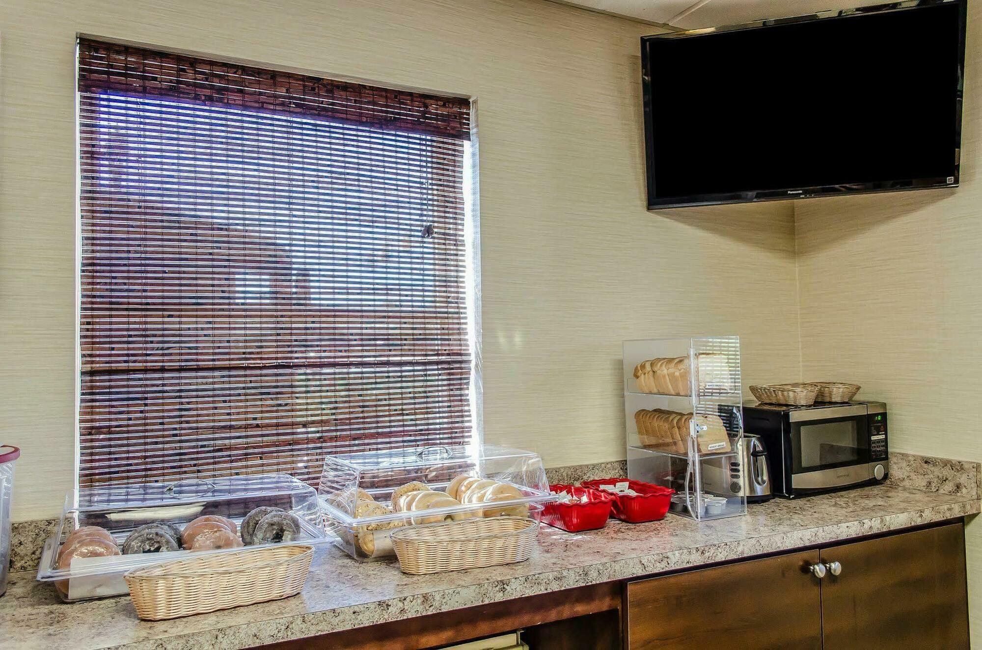 Econo Amish Country Lodge *
